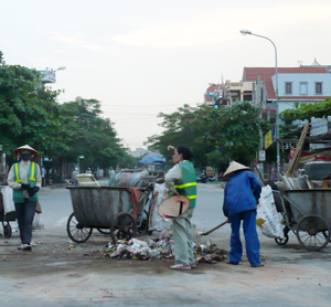 Xã viên HTX TTCN&VSMT Tân lạc tiến hành thu gom rác thải trên địa bàn thị trấn Mường Khến.