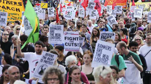 Người dân London biểu tình hôm 13-8 để ủng hộ đối tượng thanh niên gặp nhiều khó khăn trong cuộc sống - Ảnh: Reuters
