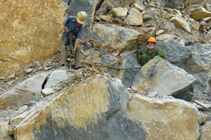 Lao động khai thác đá của Công ty TNHH Thái Thịnh (Lương Sơn) được tham gia đầy đủ các loại bảo hiểm.