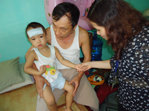 Cán bộ đoàn giám sát kiểm tra các dấu hiệu bệnh 
trên người bệnh nhân tại tổ 19, phường Tân Thịnh.
