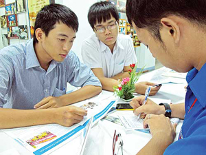 Thí sinh tham khảo thông tin về NV2 tại trường ĐH Văn Lang (TP.HCM) - ngày 15.8  - ảnh: Đào Ngọc Thạch