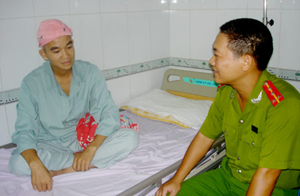 Trung úy Trần Song Phi đang điều tra vết thương tại Bệnh viện Đa khoa tỉnh Phú Thọ.