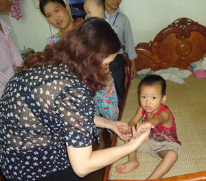 Giám sát bệnh chân – tay – miệng tại nhà chị Vì Thị hương, tổ 10, Tân Hòa, TPHB 
( ảnh: Hồng Dung - TTV)

