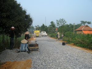 Tuyến đường liên xã Vũ Lâm - Bình Chân (Lạc Sơn) đang thi công giai đoạn cuối.