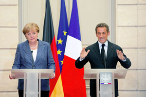 Thủ tướng Đức A. Merkel (trái) và Tổng thống Pháp N. Sarkozy trong cuộc họp báo chung tại Điện Elyse.