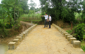 Cầu xóm Tiềng đi vào hoạt động tạo điều kiện thuận lợi cho việc đi lại của nhân dân.