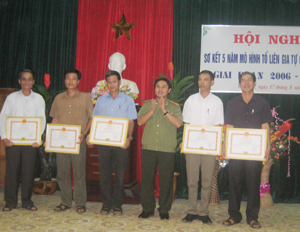 Đại tá Bùi Đức Sòn, Giám đốc Công an tỉnh trao giấy khen cho 5 cá nhân của xã Yên Lạc có thành tích xuất sắc trong phong trào “Toàn dân bảo vệ ANTQ”.