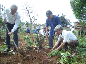 Lãnh đạo UBND huyện Cao Phong trồng cây tại chùa Khánh, chiến khu Thạch Yên - Cao Phong.