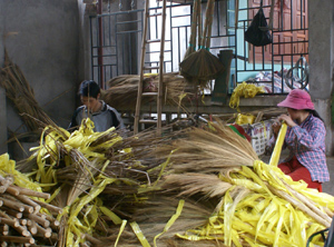 Nhiều gia đình ở thị trấn Lương Sơn đào tạo nghề làm chổi chít giải quyết việc làm cho lao động trên địa bàn bàn.