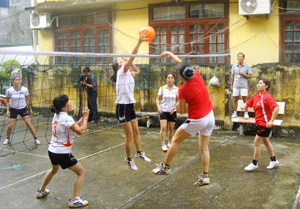 Trận giao hữu bóng chuyền mềm giữa 2 đội nữ bờ trái- bờ phải sông Đà.