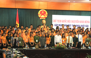 Chủ tịch Quốc hội Nguyễn Sinh Hùng cùng các thủ khoa xuất sắc (Ảnh: MC)