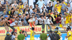 Cầu thủ SLNA và khán giả vui mừng với cúp vô địch V-League 2011.