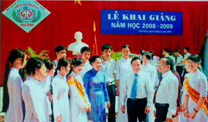 Đồng chí Bùi Văn Tỉnh, Chủ tịch UBND tỉnh trò chuyện với thầy và trò trường THPT chuyên Hoàng Văn Thụ.