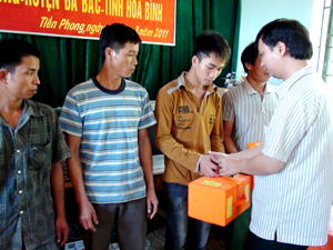 Lãnh đạo Sở GTVT trao dụng cụ nổi cứu sinh cá nhân cho các chủ thuyền tại khu vực lòng hồ thuộc xã Tiền Phong (Đà Bắc).