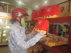 Sản phẩm bánh Trung Thu Kinh Đô, Hữu Nghị được nhiều người tiêu dùng lựa chọn (ảnh tại cửa hàng bánh cao cấp Phú Thủy – thành phố Hòa Bình).