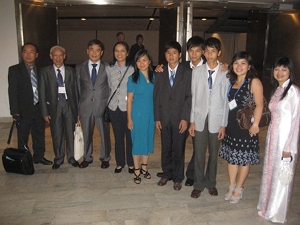 Đoàn chụp ảnh với những người Việt Nam ở Thụy Điển. Trong ảnh: Cô Ngọc (áo màu xanh), cô Trang (áo dài), cô Chi (mặc váy), hai người đứng bên trái cạnh cô Ngọc là người của Đại sứ quán Việt Nam.
