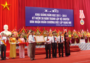 Được sự uỷ quyền của Chủ tịch nước, đồng chí Hoàng Việt Cường, Bí thư Tỉnh uỷ trao Huân chương Độc lập hạng nhì cho nhà trường.

