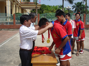 Ban tổ chức trao huy chương vàng cho đội bóng chuyền Công an tỉnh- đội vô địch các đội mạnh năm 2011. 

