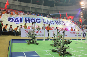Khán giả cổ vũ nhiệt tình cho đội Robocon Lạc Hồng trong đêm chung kết.