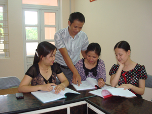 Các giáo viên trẻ trường THPT chuyên Hoàng Văn Thụ thường xuyên  gặp gỡ, trao đổi để nâng cao trình độ chuyên môn, nghiệp vụ.
