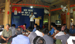 Cán bộ Trung tâm TGPL Nhà nước tỉnh tư vấn pháp luật cho nhân dân xóm Cốc, xã Quý Hòa (Lạc Sơn).
