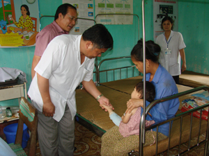 Đồng chí Hoàng Việt Cường, Bí thư Tỉnh ủy thăm hỏi 1 bệnh nhân trẻ em đang có dấu hiệu phục hồi tốt sau điều trị tay- chân- miệng tại trạm y tế Long Sơn.