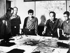 Đại tướng Võ Nguyên Giáp và Quân ủy Trung ương theo dõi và chỉ đạo chiến dịch Hồ Chí Minh giải phóng Sài Gòn ( 4/1975).
