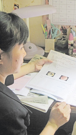 Hôm qua, chị Minh Nguyệt đã cung cấp toàn bộ giấy tờ, hóa đơn liên quan đến việc khám chỗ BS Tuấn cho Ban giám đốc BV Bình Dân. 
