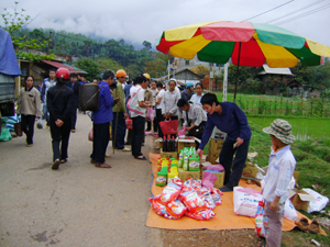 Chợ Bao La  (Mai Châu) có nhiều loại hàng hóa được bày bán, trong đó có cả hàng nhái, hàng giả.