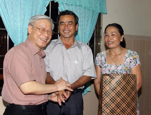 Tổng Bí thư Nguyễn Phú Trọng thăm và tặng quà gia đình ông Nguyễn Văn Thương, ở xã Thạnh Ðông, huyện Tân Hiệp.