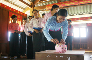Hội viên chi hội PN xóm Mùn, xã Địch Giáo gây quỹ bằng mô hình nuôi lợn nhựa giúp nhau phát triển kinh tế.