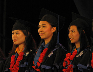 Hải Hà (giữa) trong lễ tuyên dương thủ khoa xuất sắc tháng 8/2011.