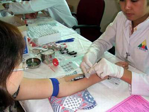 Kiểm tra đường máu cho bệnh nhân.