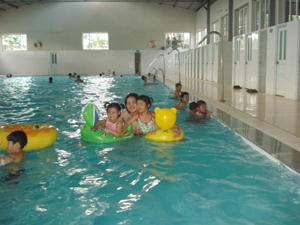 Khu du lịch suối khoáng (Kim Bôi) được đầu tư nâng cấp để thu hút đông đảo khách du lịch đến tham quan nghĩ dưỡng.
