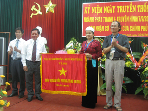 Thừa ủy quyền của Thủ tướng Chính phủ, đồng chí Bùi Văn Tỉnh, UVT.Ư Đảng, Chủ tịch UBND tỉnh trao cờ thi đua xuất sắc của Chính phủ năm 2010 cho Đài PT- TH tỉnh.  


