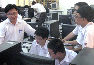 Tiến sĩ Nguyễn Thanh Hùng với các học trò tại Trường THPT Năng khiếu TPHCM. Ảnh: Tiêu Hà
