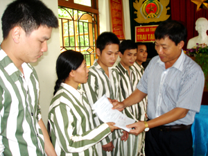 Đồng chí Bùi Văn Cửu, Phó Chủ tịch Thường trực UBND tỉnh trao quyết định đặc xá cho các phạm nhân.
