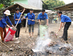ĐV-TN huyên Kỳ Sơn tham gia dọn vệ sinh, bảo vệ môi trường.