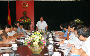 Đồng chí Bùi Văn Tỉnh, UVT.Ư Đảng, Chủ tịch UBND tỉnh phát biểu chỉ đạo tại buổi làm việc với lãnh đạo huyện Yên Thuỷ.