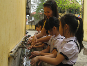 Học sinh trường tiểu học Lê Văn Tám được chăm sóc, giáo dục toàn diện. Năm 2012-2013, nhà trường không tuyển học sinh trái tuyến.