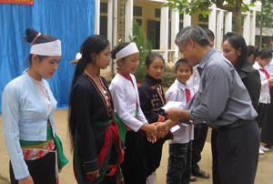 Lãnh đạo xã Ngọc Lương trao thưởng cho học sinh trường THCS Ngọc Lương có thành tích xuất sắc trong năm học 2011-2012.