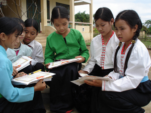 Học sinh trường tiểu học Tu Lý (Đà Bắc) trong niềm vui nhận giấy khen của nhà trường cho thành tích học tập của năm học 2011 - 2012.