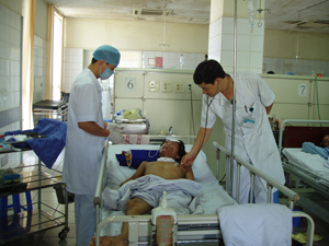Đoàn viên công đaòn Bệnh viện Đa khoa tỉnh tích cực nêu cao tinh thần chăm sóc bệnh nhân.