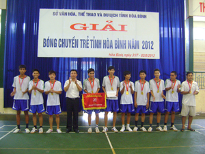 BTC trao giải nhất cho đội tuyển bóng chuyển nam huyện Yên Thủy.