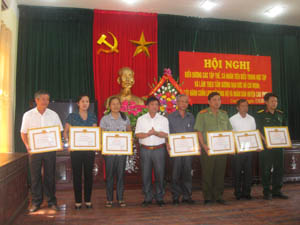 Các tập thể tiêu biểu trong học tập và làm theo tấm gương đạo đức Hồ Chí Minh đã được Huyện ủy Cao Phong tuyên dương, khen thưởng trong năm 2012.