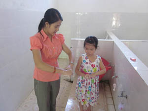 Giáo viên trường MN Sao Sáng – thị trấn Cao Phong hướng dẫn trẻ vệ sinh cá nhân để phòng bệnh TCM.