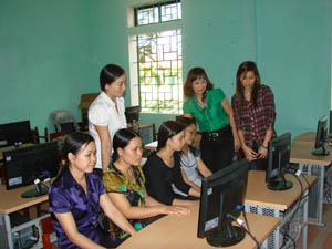 Đội ngũ CB-GV Tân Lạc đã ứng dụng CNTT trong học tập và giảng dạy. ảnh: Giáo viên trường tiểu học Mường Khến trong buổi trao đổi về chuyên môn.