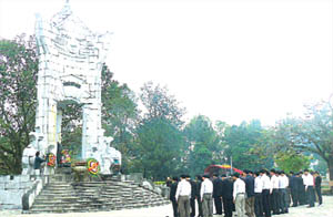 Cây bồ đề thiêng tỏa bóng như những cánh tay ấm áp ôm trọn Đài tưởng niệm tại Nghĩa trang liệt sĩ quốc gia Trường Sơn.