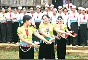Phụ nữ xã Ngọc Mỹ (Tân Lạc) tích cực tham gia các hoạt động văn hóa, văn nghệ góp phần nâng cao đời sống tinh thần.