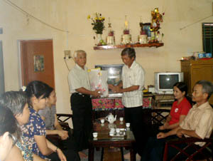 Đồng chí Trịnh Quốc Tuấn, Phó Chủ tịch UBND thành phố Hòa Bình tặng quà gia đình ông Đặng Thanh Thìn, tổ 5, phường Thái Bình.